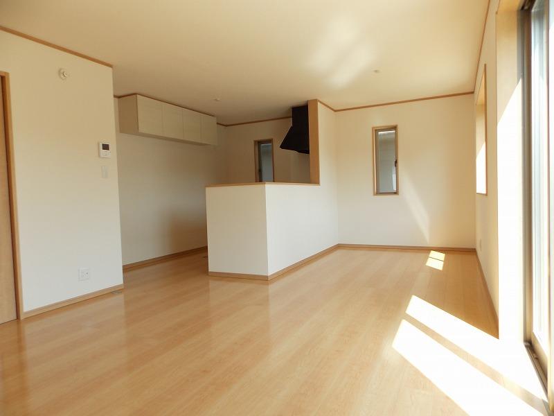 Same specifications photos (living). Since LDK is long from east to west, Plug is a wide range of positive from the south, (^_^) We become a bright day LDK from morning to evening /