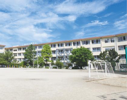Primary school. Walk up to Nagao elementary school about 5 minutes