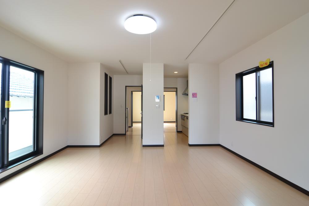 Living. Building C is a living. It comes with floor heating. It has the lighting portion is provided on the south side.