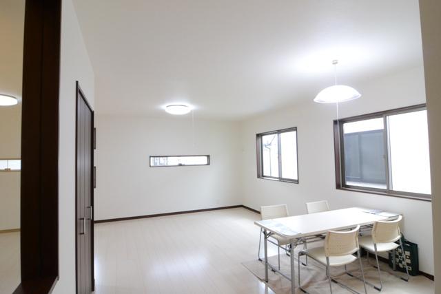 Living. Is the living of Building B. Any building a living is located 20 quires a little less than. The back wall of windows to easily place the retention and furniture of privacy is Yes to small.