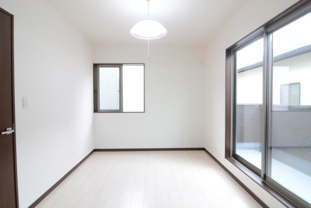 Non-living room. Western-style of Building B 2F. It has assumed the main bedroom. Size is 6.21 Pledge. It looks more widely floor because white tone.