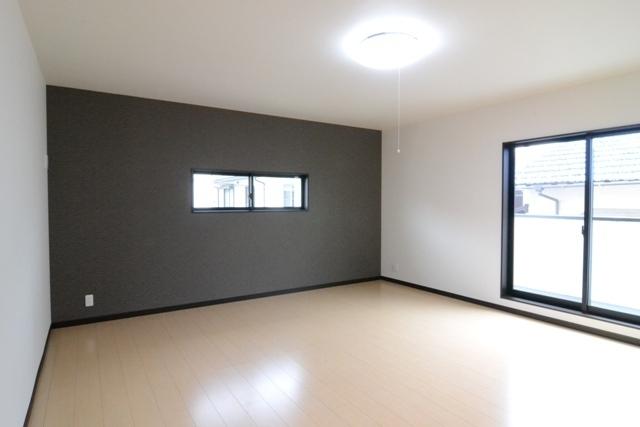 Living. Building C is a living. Chic black wallpaper is characterized by. Click here for the arrangement of the furniture ・ Privacy be considered we dare to reduce the window. It has established the windows and veranda sweep on the south side instead.