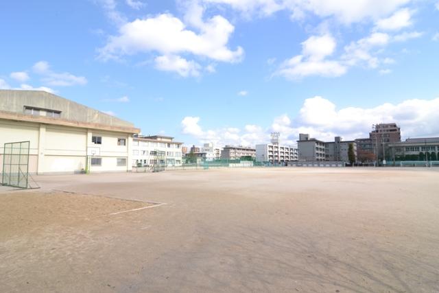 Junior high school. Seongnam is a 17-minute less than up to 1290m Seongnam junior high school until junior high school.