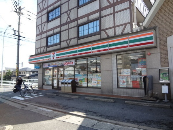 Convenience store. 150m to Seven-Eleven (convenience store)