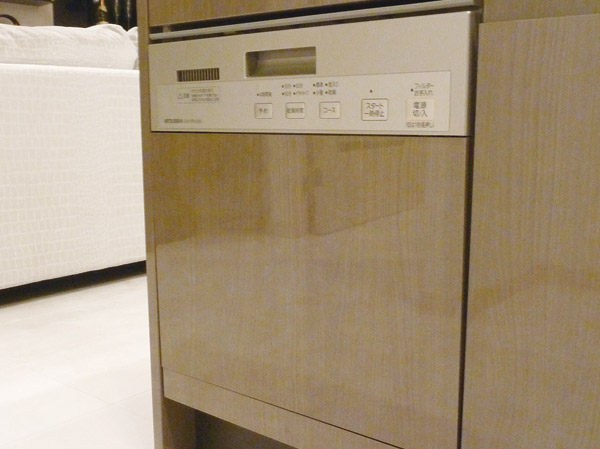 Kitchen.  [Built-in dishwasher] Become happy every day of housework, Let's start the dishwasher life. It is economical in design that corresponds to the "energy saving" and "quiet". (Same specifications)