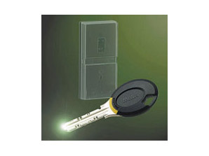 Security.  [Non-touch key] Entrance door is unlocked and holding the non-touch key to the non-touch leader that has been installed in the shared entrance. This is useful, such as when your hands are busy with luggage. (Same specifications)