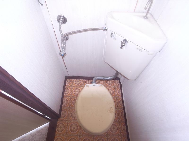 Entrance. Toilet