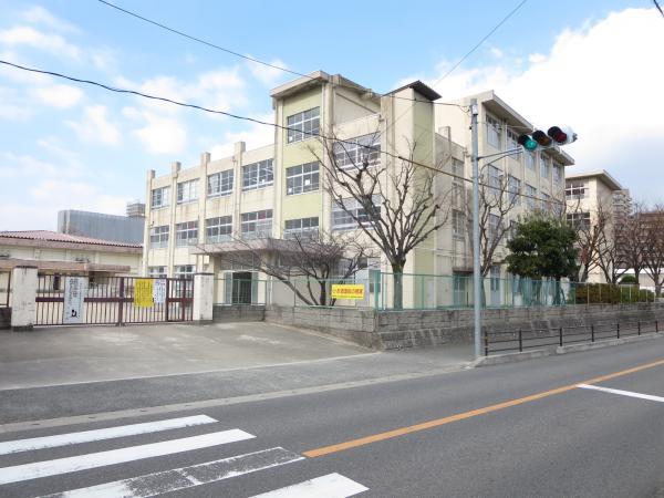 Primary school. It is also safe school for children in the 4-minute walk from the 300m Katae elementary school to elementary school. 