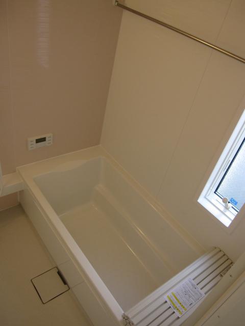 Bathroom. Cleaning a breeze in the unit bus! (April 2013) Shooting