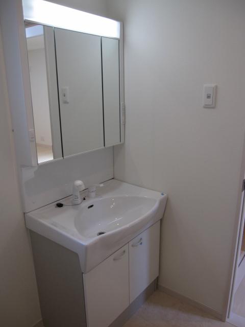 Wash basin, toilet. Indoor (April 2013) Shooting