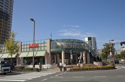 Supermarket. 500m to Bonrapasu (super)