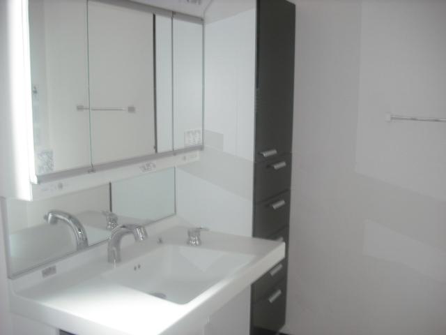 Wash basin, toilet. First floor lavatory (June 2013) Shooting