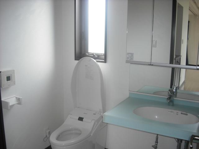 Wash basin, toilet. Second floor lavatory (June 2013) Shooting