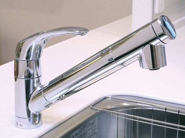Kitchen.  [Water purifier integrated single-lever faucet] Standard equipment water purifier to the tip of the faucet. You can use the spacious sink without taking up space because it is an integrated.  ※ Replacement of the cartridge will be paid. (Same specifications)