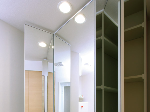 Bathing-wash room.  [Three-sided mirror vanity storage] Cosmetics and storage neat small items by providing a storage space in the back of the mirror. Vanity has adopted the easy to overlook three-sided mirror style. (Same specifications)