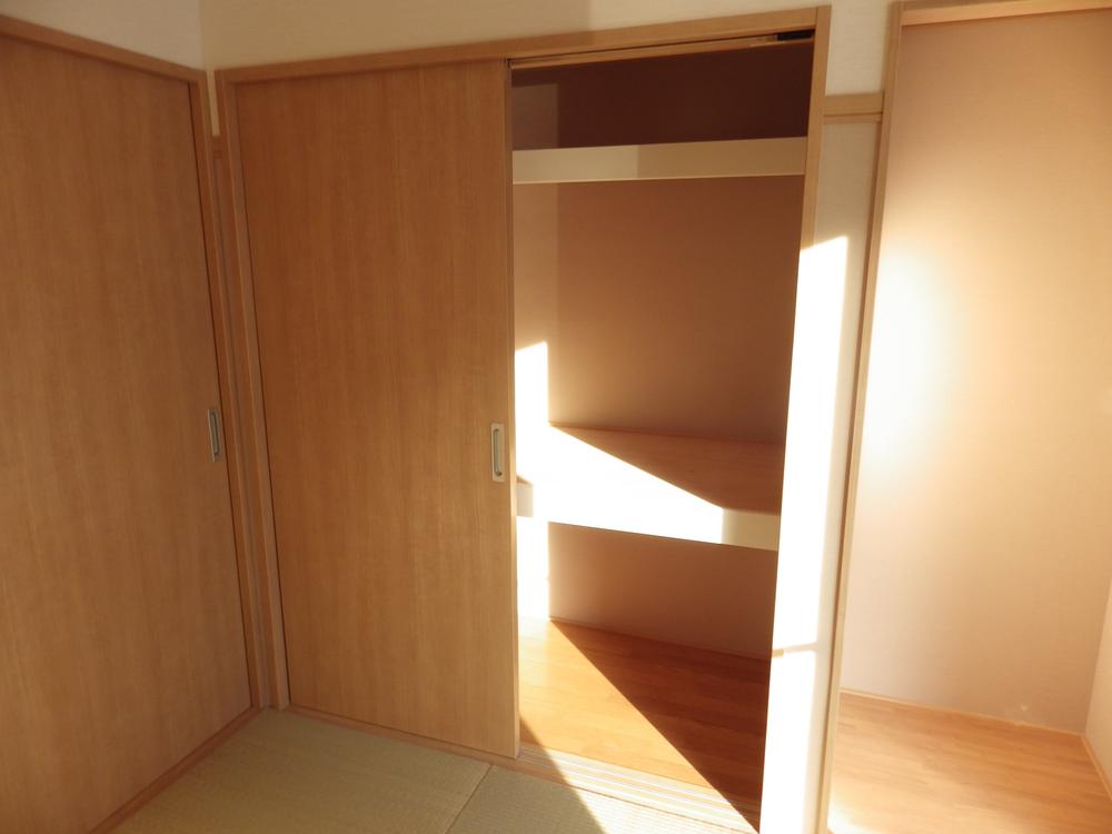 Other introspection. Both can be stored and futon for visitors because the closet is in Japanese-style room.