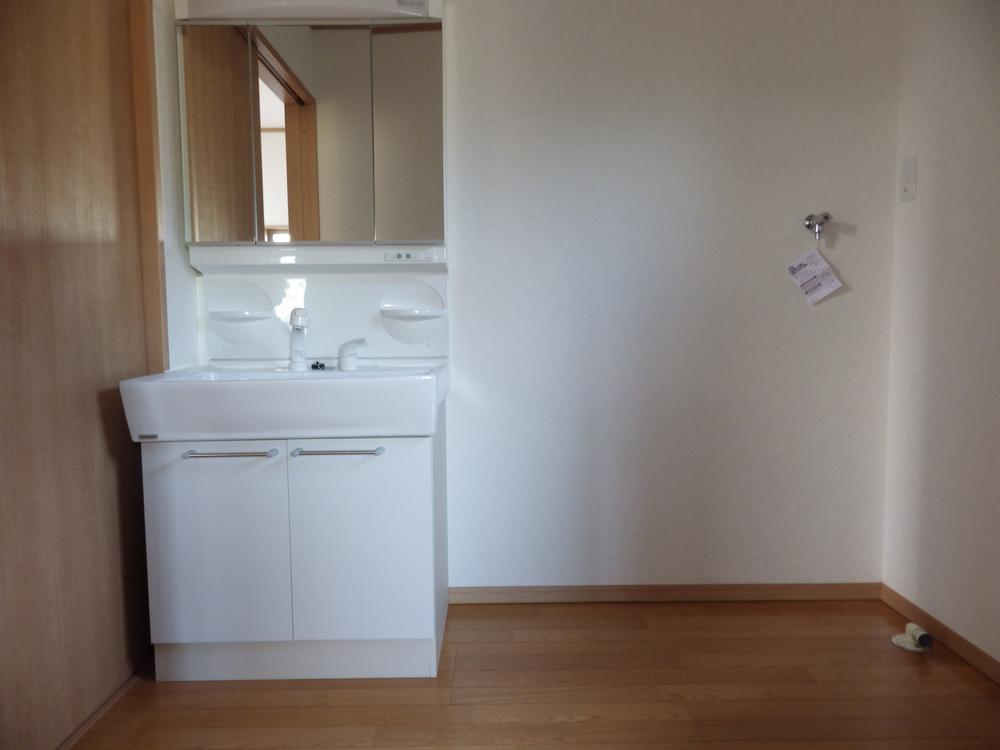 Wash basin, toilet. Spacious basin space