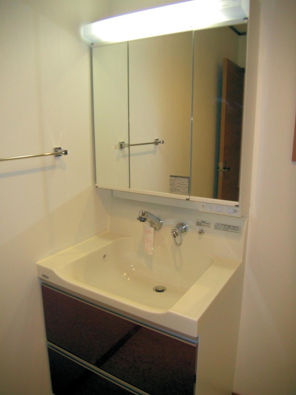 Wash basin, toilet. ● washbasin ・ Washroom