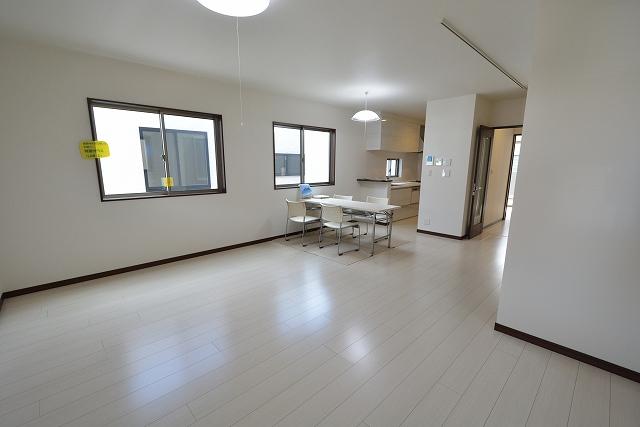 Living. LDK19.8 Pledge, South-facing living room!