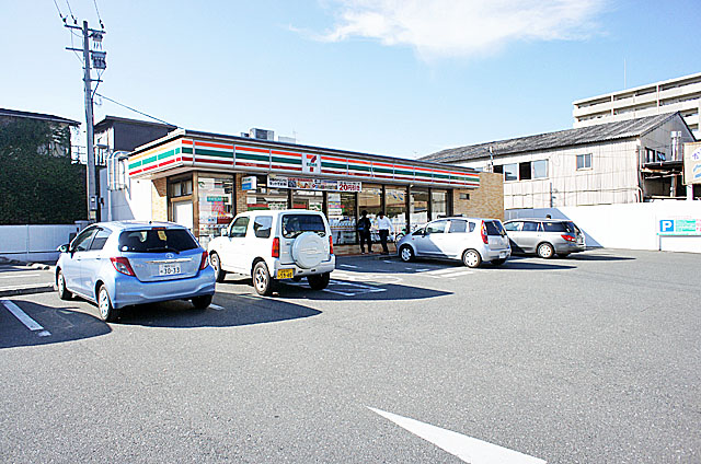 Convenience store. Seven-Eleven (convenience store) up to 100m