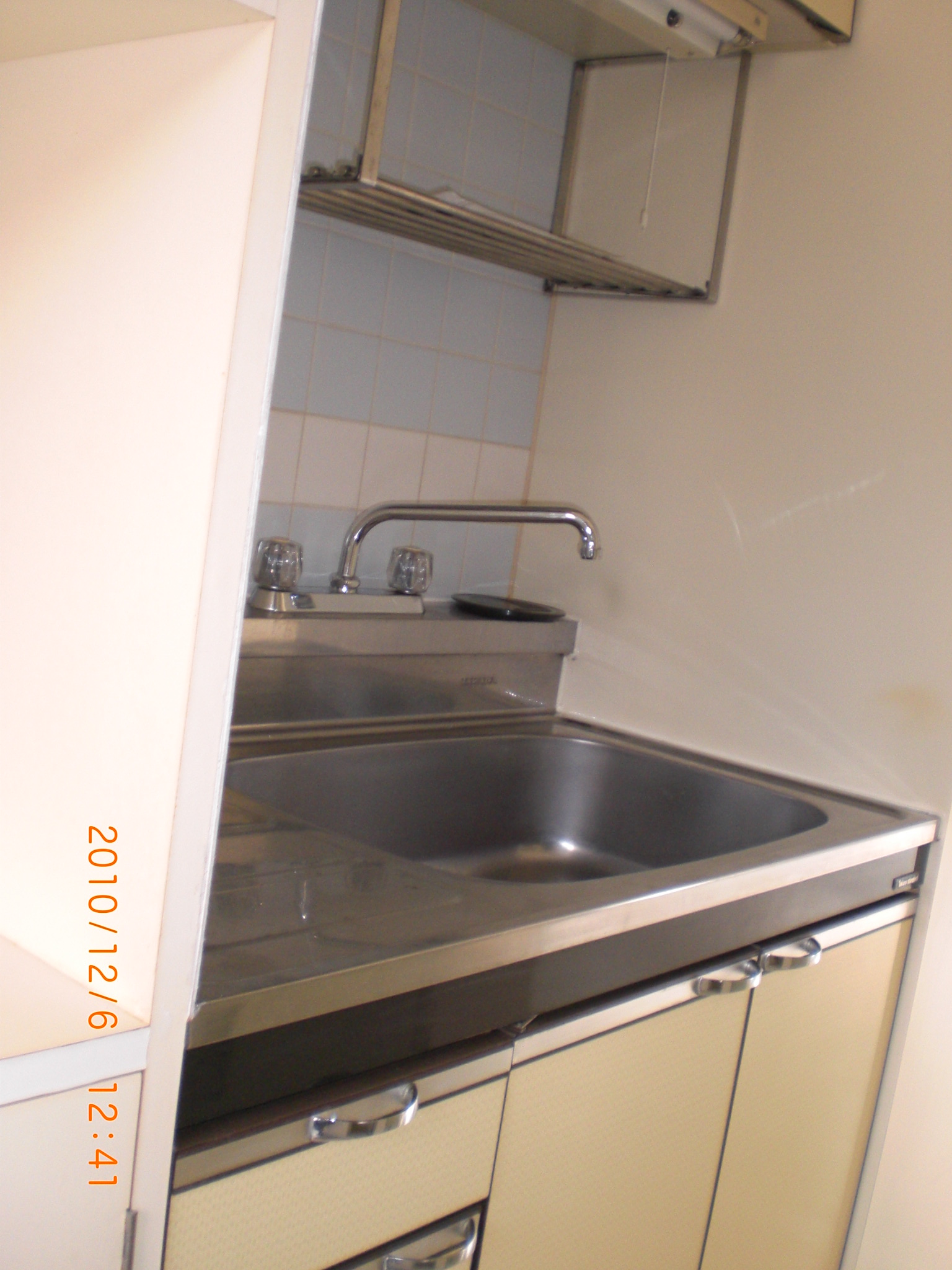 Kitchen. Kitchen sink is wide. It puts one lot gas stoves