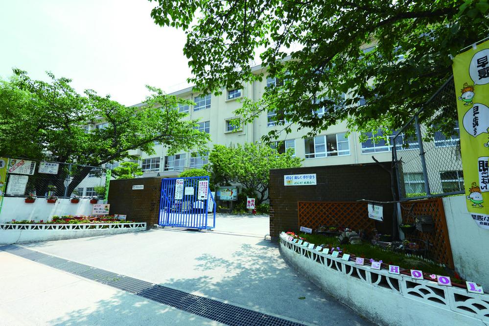 Primary school. Seongnam 950m walk about 12 minutes to elementary school