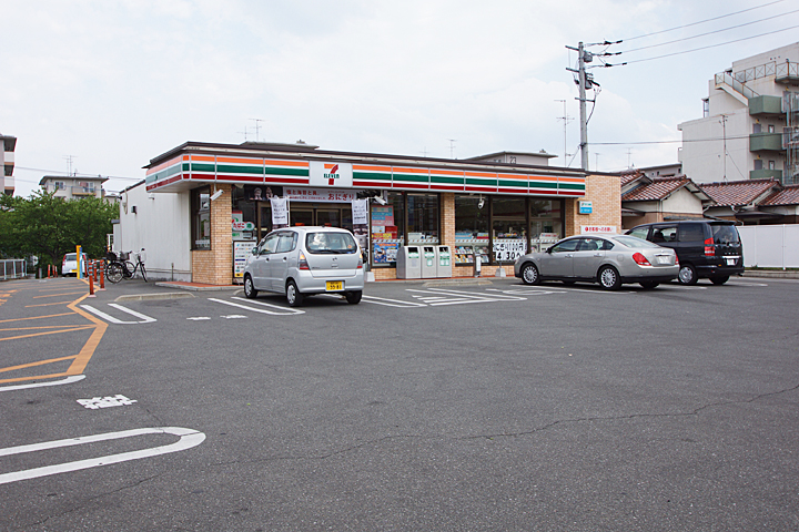 Convenience store. Seven-Eleven (convenience store) to 200m