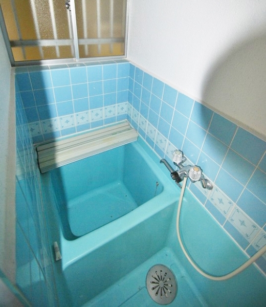 Bath. The color of the bathroom, but is anxious, It is the same if put