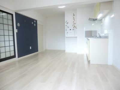 Living and room. LDK feel widely bright white floors.. 