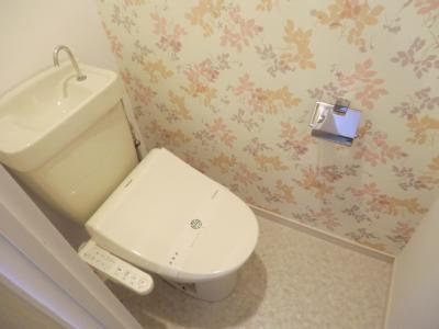 Toilet. Warm water washing toilet seat equipped. It is cute in a floral cross. 