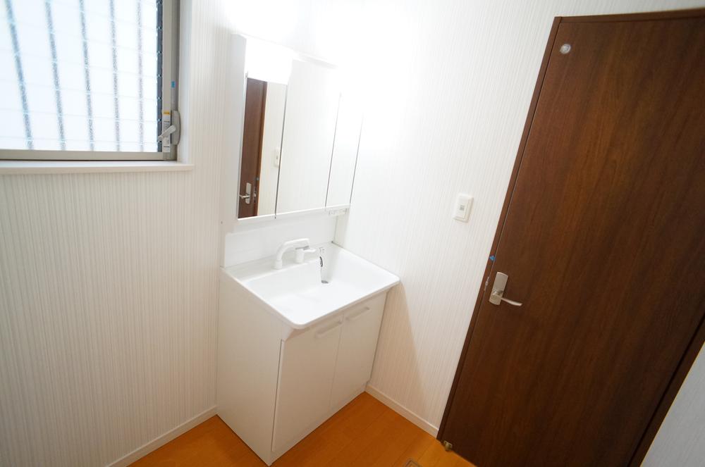 Wash basin, toilet. ◆ ◇ the moisture tends to collect washroom there is a window thinking "breathable", "lighting". "Moisture measures" looks thorough ◇ ◆