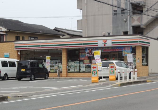 Convenience store. 500m to Seven-Eleven (convenience store)