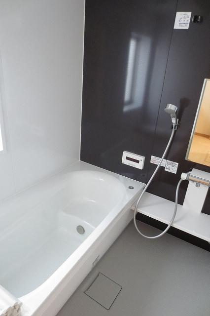 Bathroom. 1 tsubo bus! There bathroom window!