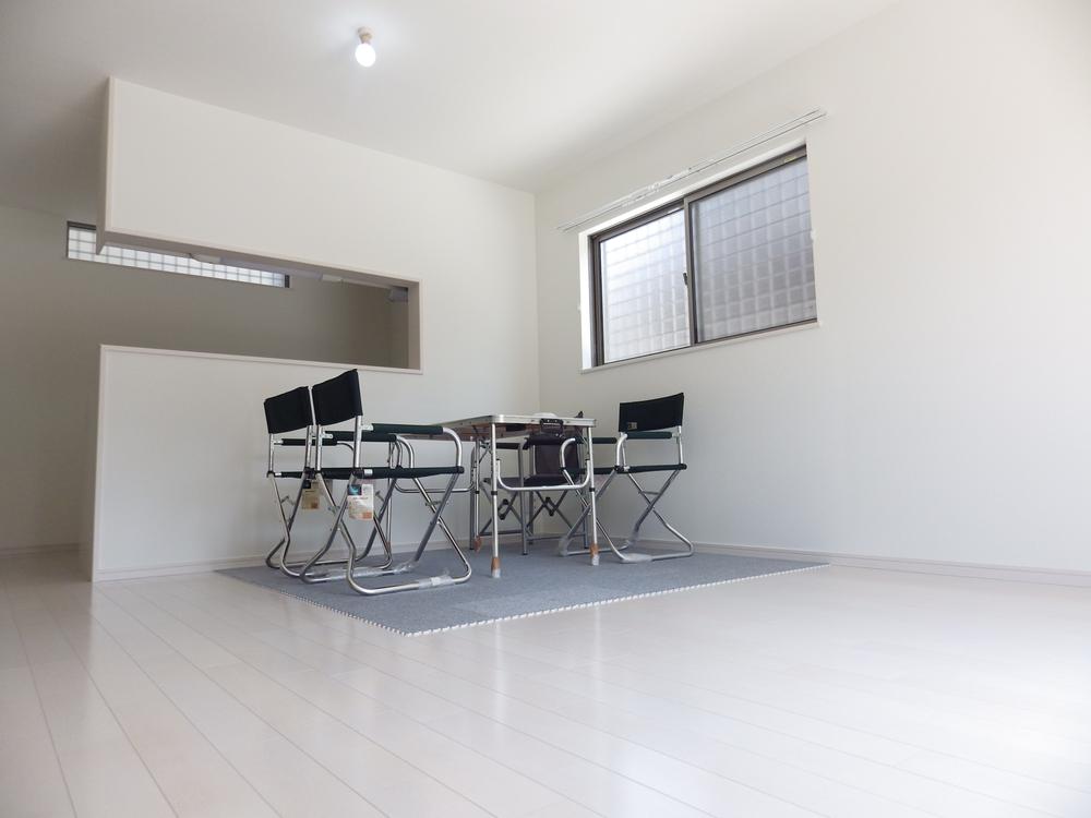 Same specifications photos (living). Living There are 15 quires.