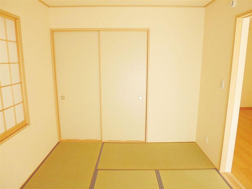 Non-living room. Brightness over have Japanese-style room