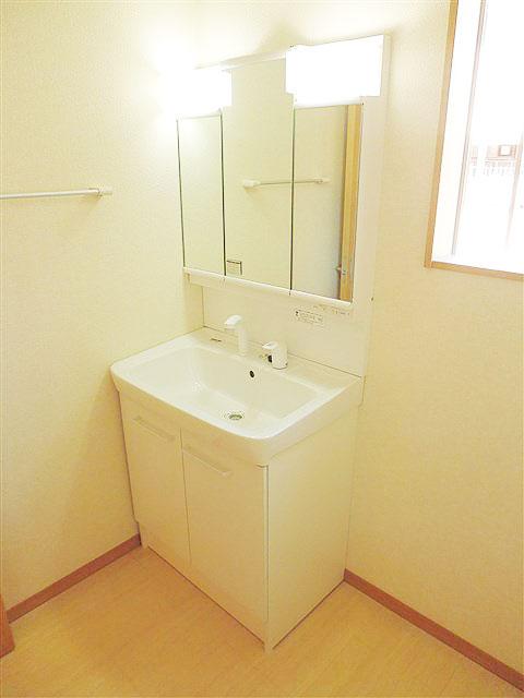 Wash basin, toilet. Washbasin with shower