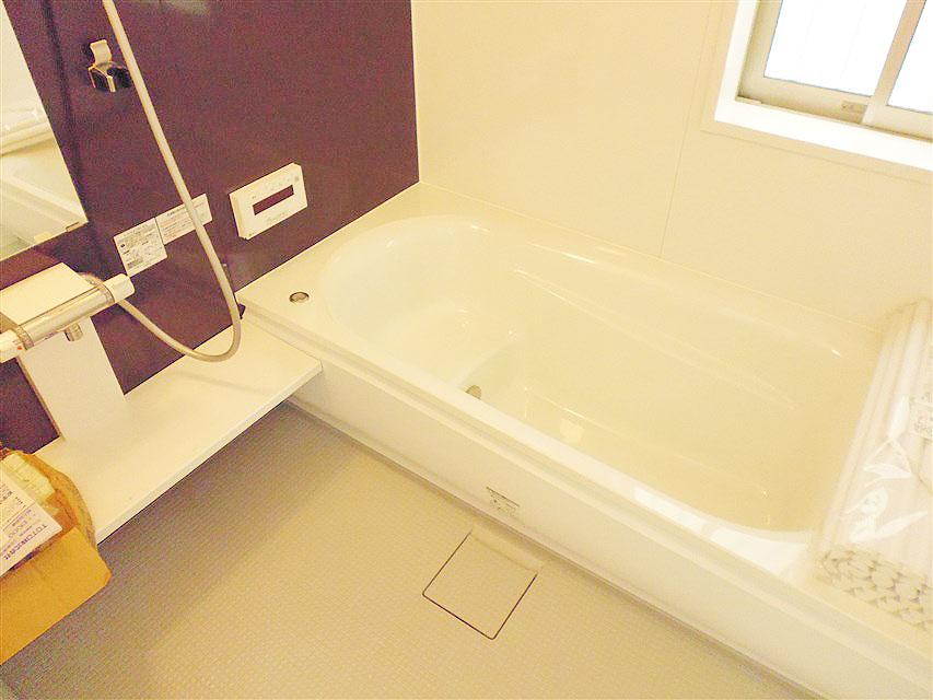 Bathroom. With reheating full Otobasu