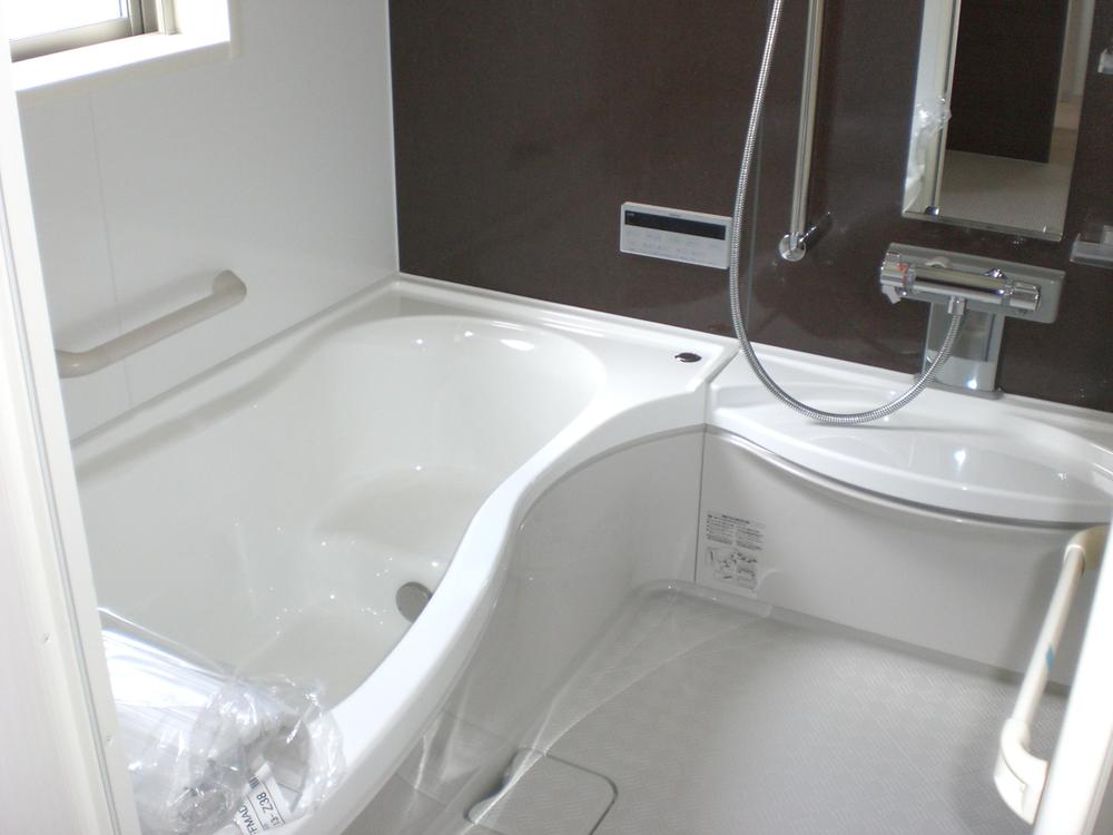 Bathroom. It is simple and a bathroom with windows, of course with bathroom dryer. (Second floor)