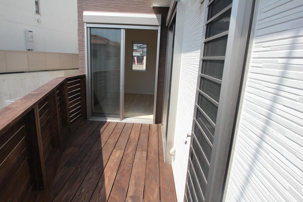 Other introspection. It will be sunny outstanding stylish wood deck. It is convenient and connected to the living room and kitchen.