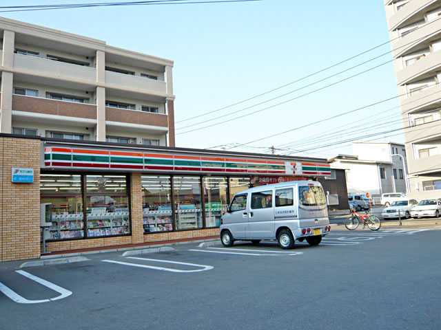 Convenience store. Seven-Eleven (convenience store) up to 100m