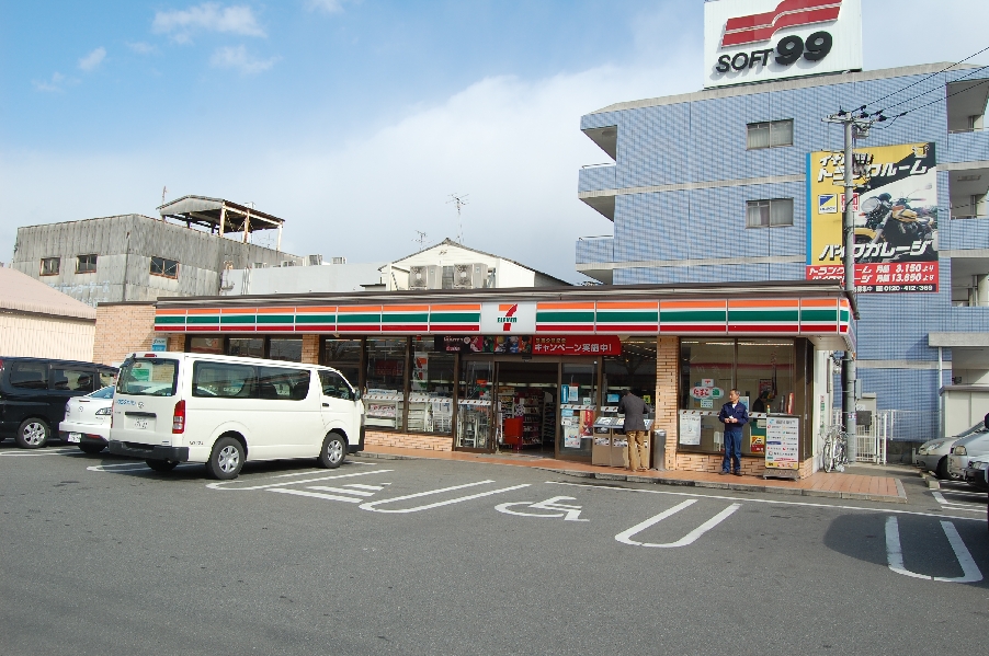 Convenience store. Seven-Eleven Fukuoka Shiobara 3-chome up (convenience store) 425m