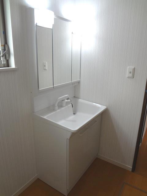 Wash basin, toilet. Washstand of triple mirror type, The back of the mirror is housed.
