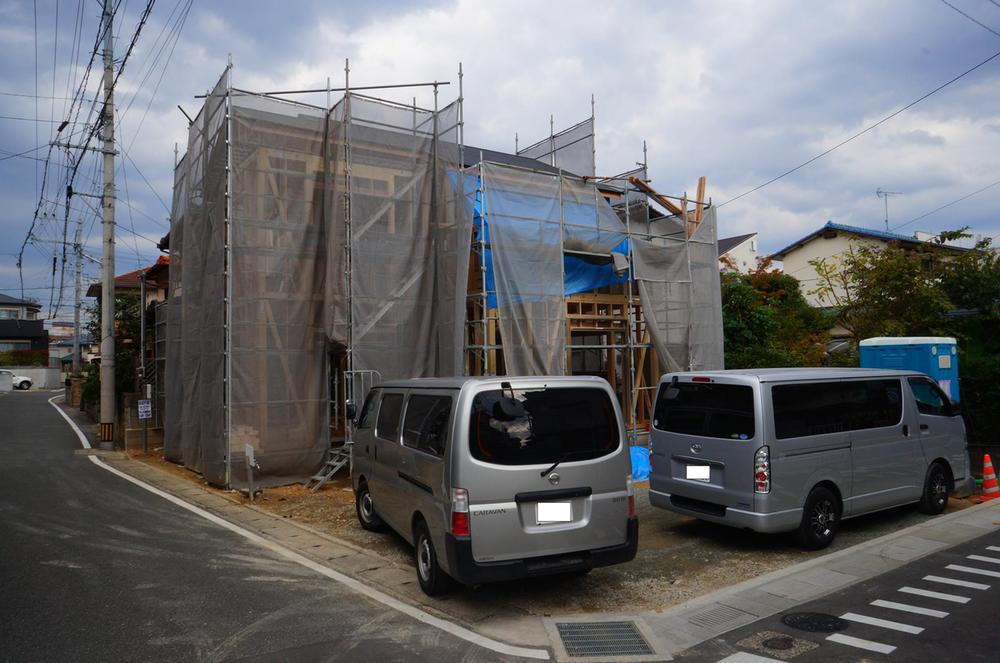 Local photos, including front road.  ☆ Parking space 2 cars