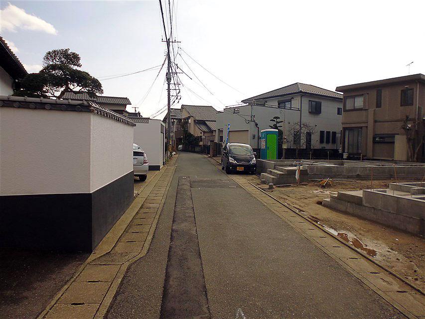 Local photos, including front road. Front road (width 4.0m)