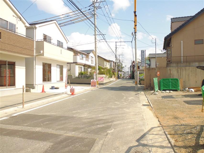 Local photos, including front road. Front road (width 6.4m)