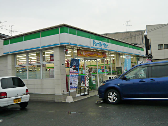 Convenience store. 450m to Family Mart (convenience store)