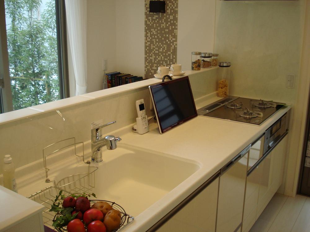 Kitchen. No. 16 land kitchen Artificial marble top plate, System kitchen with a dishwasher.