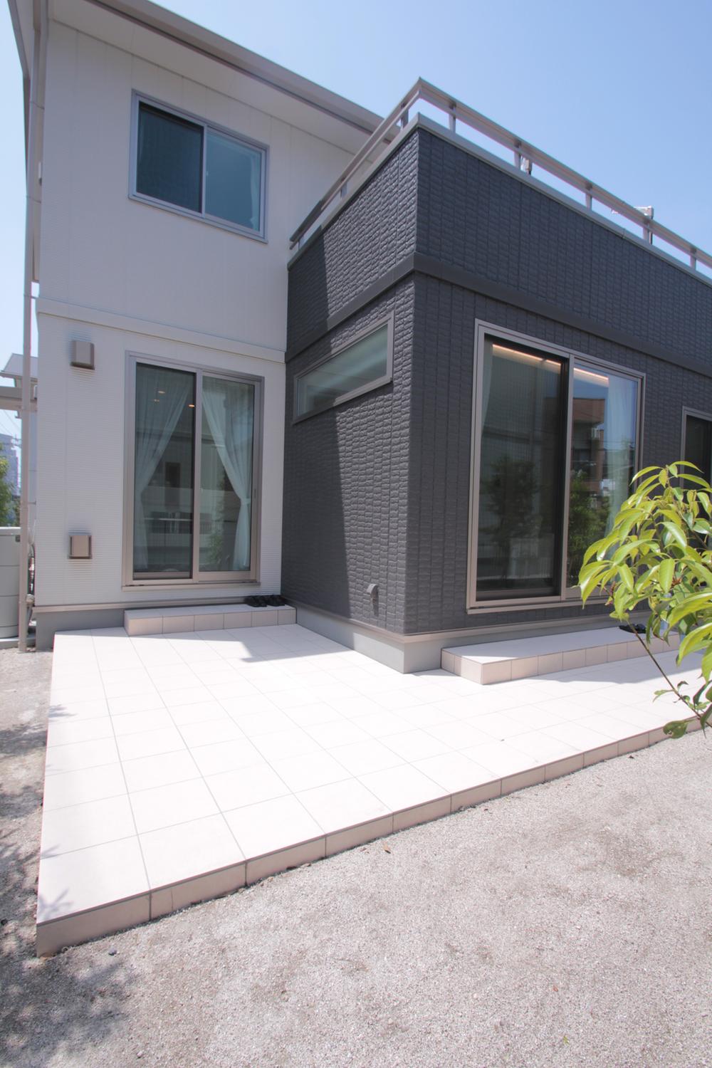 Local appearance photo. It has established a tile terrace of disseminated to No. 16 destinations appearance (May 2013) shooting garden. Holiday, guests can enjoy brunch and barbecue in the garden.