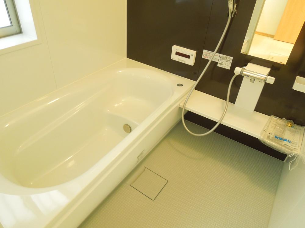 Bathroom. 'm Bath spacious type firmly can stretch the legs (^^) / ~~~ Let's heal slowly tired body of the day (^_^) /