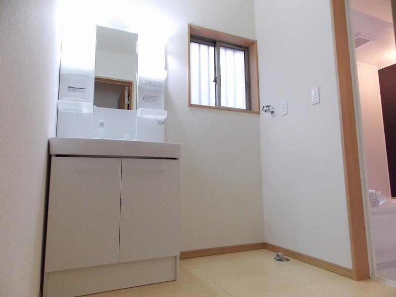 Wash basin, toilet. Washroom is bright with a window, It will also be relaxed moisture from further bath (^_^) /  ◆ It becomes the same specification photo ◆